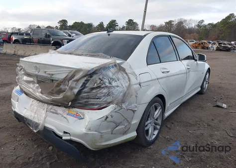 2012 Mercedes-Benz C 250 Luxury/Sport z USA, uszkodzony, nr VIN WDDGF4HB7CA674502